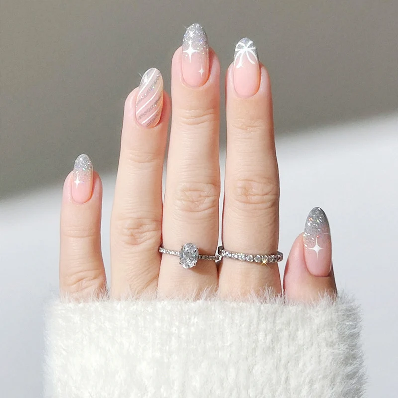 Elegantes Kunstnagelset mit Glitzer-Akzenten Karnz