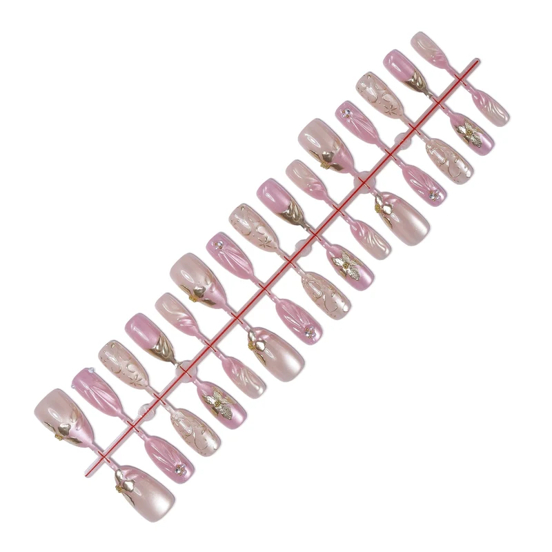 Elegantes Kunstnagelset mit floralen Verzierungen Karnz