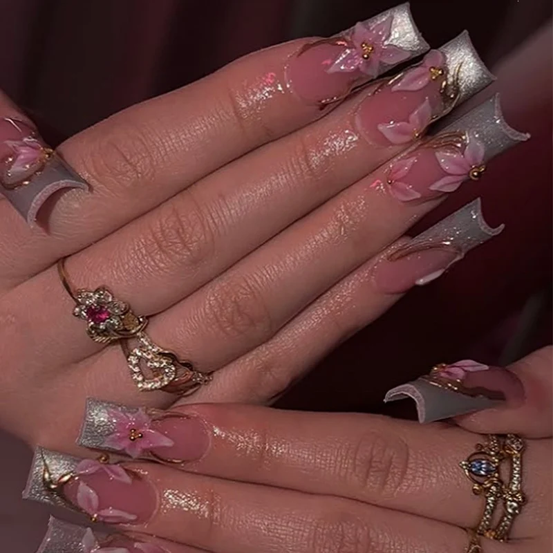 Elegantes Kunstnagelset mit floralen und Glitzerelementen Karnz
