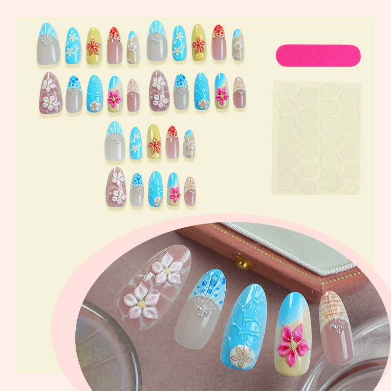 Elegantes Kunstnagelset mit floralen Details und Glitzerakzenten Karnz