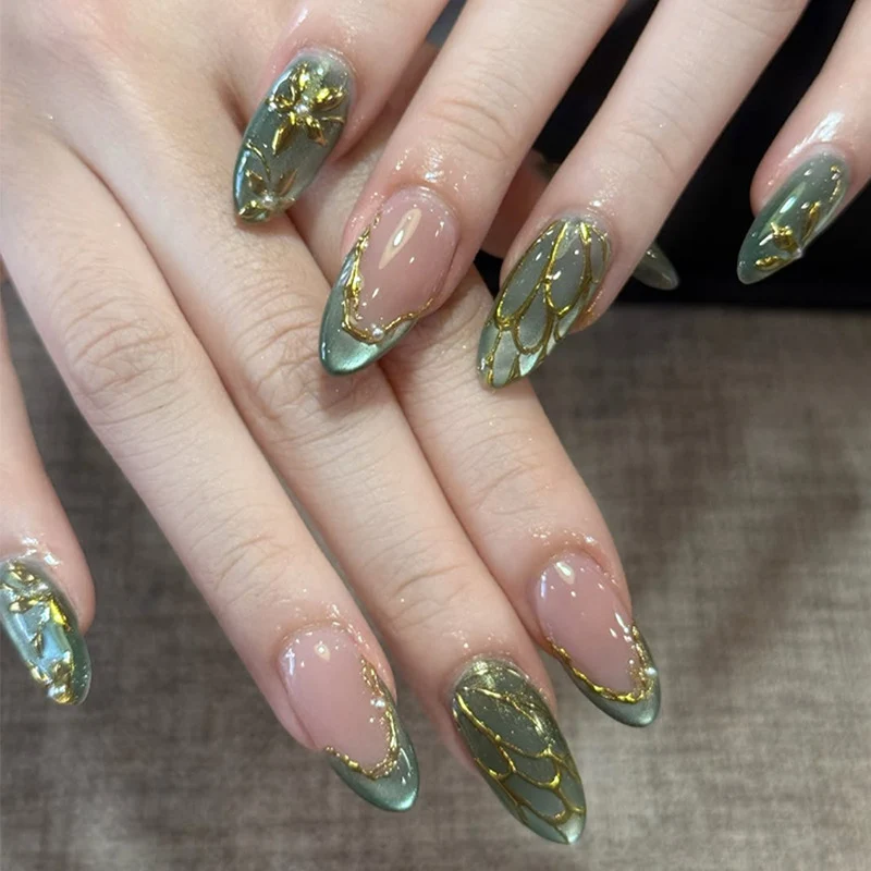 Elegantes Kunstnagelset mit filigranem Design und Goldverzierungen Karnz