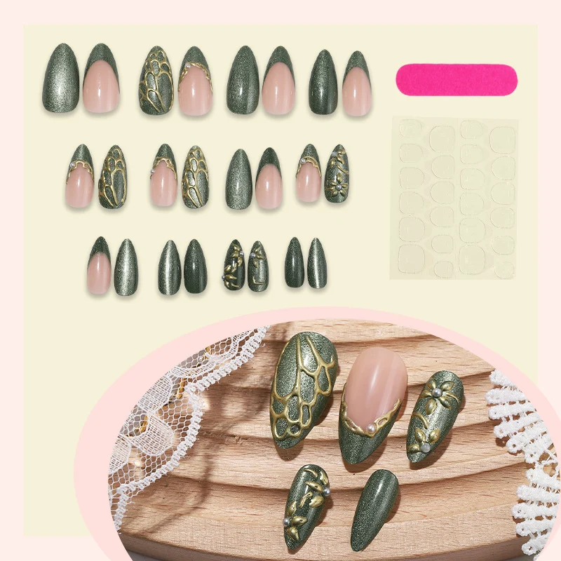 Elegantes Kunstnagelset mit filigranem Design und Goldverzierungen Karnz