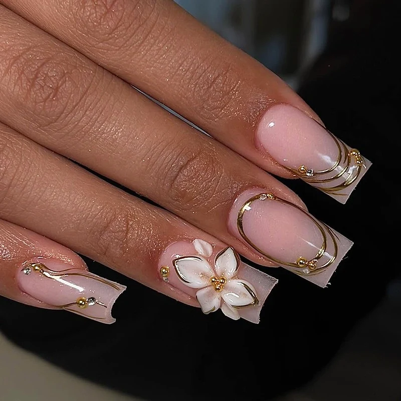 Elegantes Kunstnagelset mit dekorativen Blüten- und Goldverzierungen Karnz