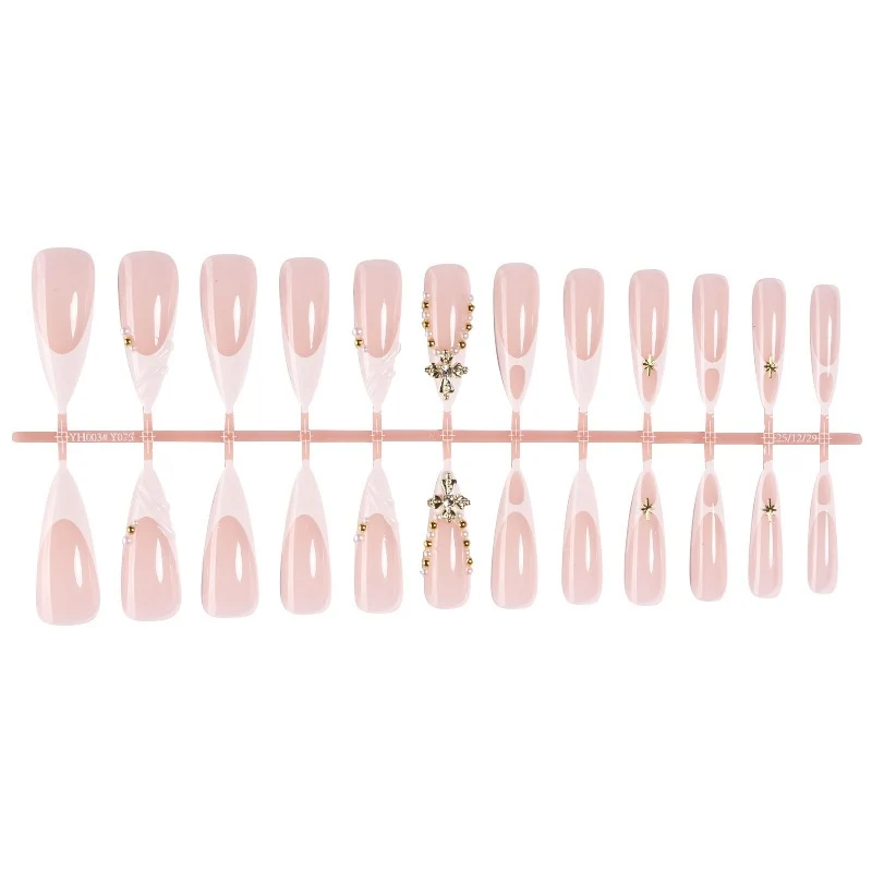 Elegantes künstliches Nagelset mit einzigartigen Verzierungen Karnz