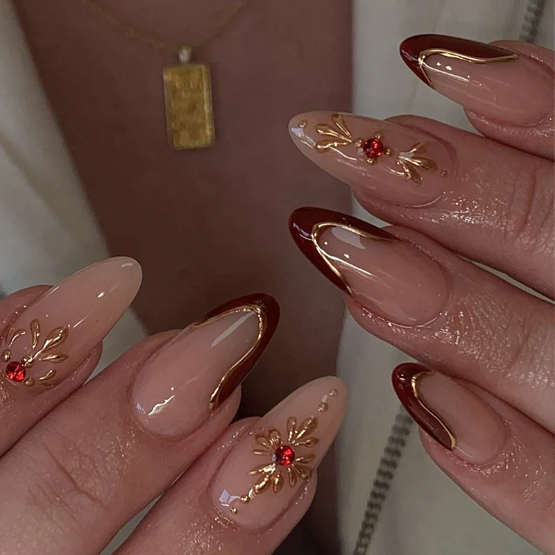 Elegante und kunstvolle Fingernägel Karnz