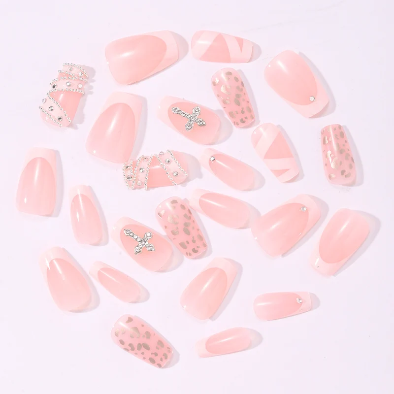 Elegante Nagelkunst mit Glitzer-Design Karnz