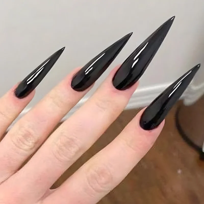 Elegante Kunstnägel mit schimmernden Verzierungen und kreativen Designs Karnz
