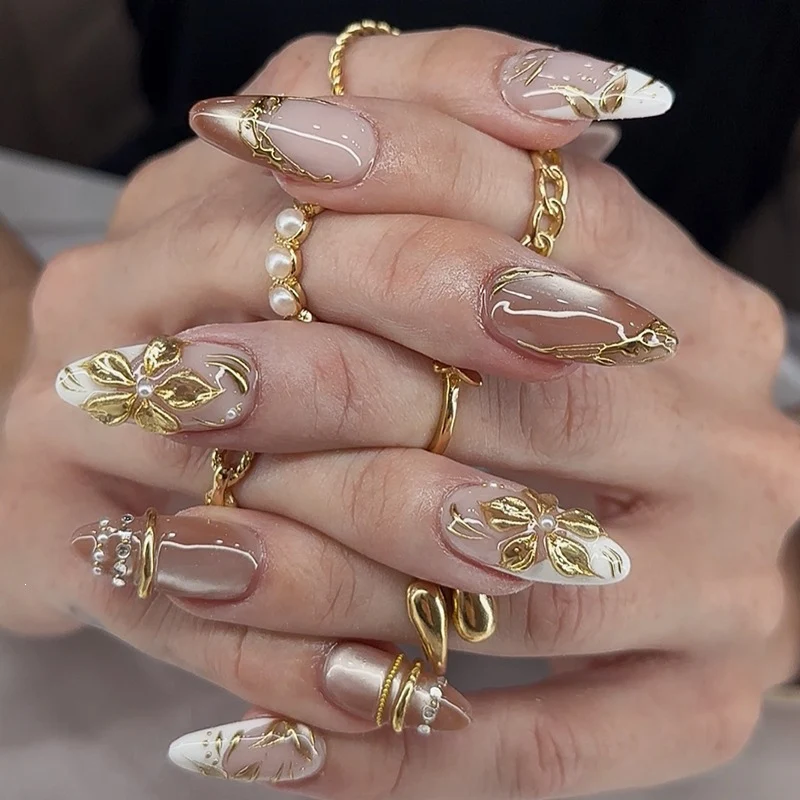 Designer Kunstnagelset mit floralen Akzenten und glitzernden Details Karnz