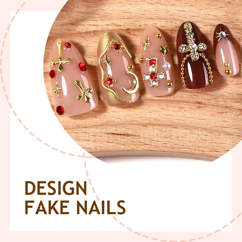 Dekoratives Kunstnagelset mit eleganten Verzierungen Karnz
