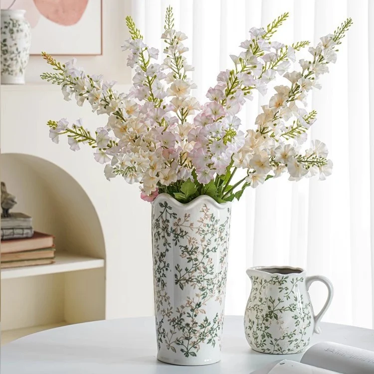 Handgefertigte Keramikvase mit floralen Motiven Karnz