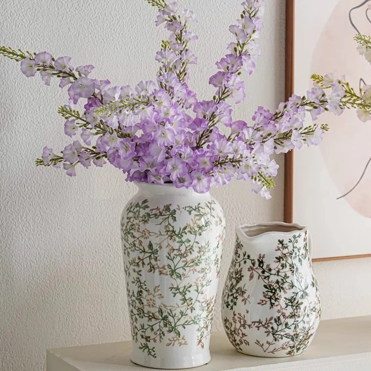 Handgefertigte Keramikvase mit floralen Motiven Karnz