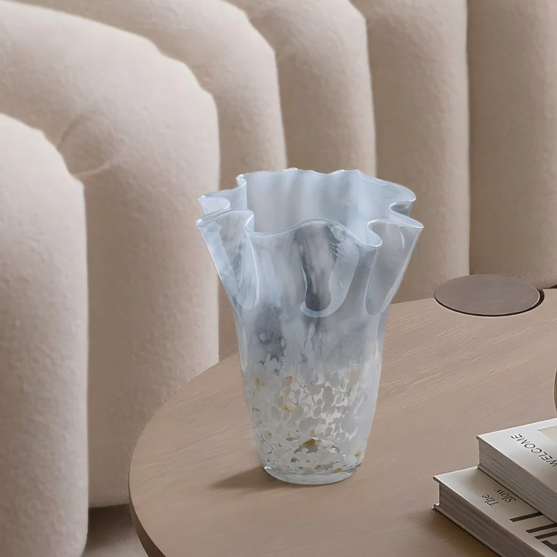 Elegante Glasvase mit wellenförmigem Rand Karnz