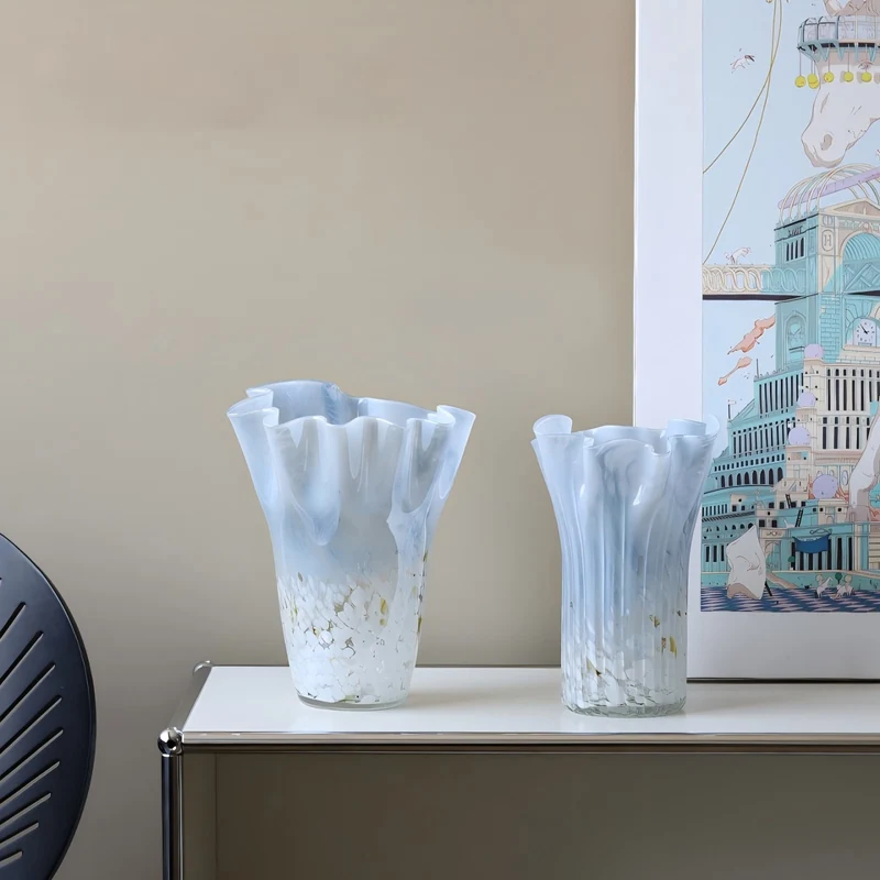 Elegante Glasvase mit wellenförmigem Rand Karnz