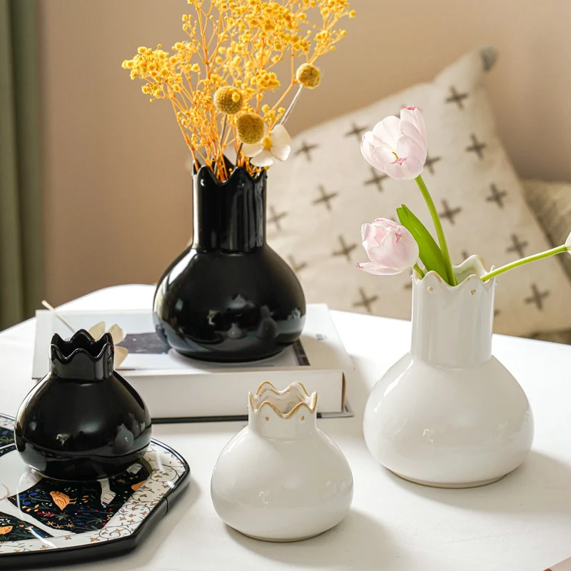 Elegante Keramikvase mit gewelltem Rand Karnz