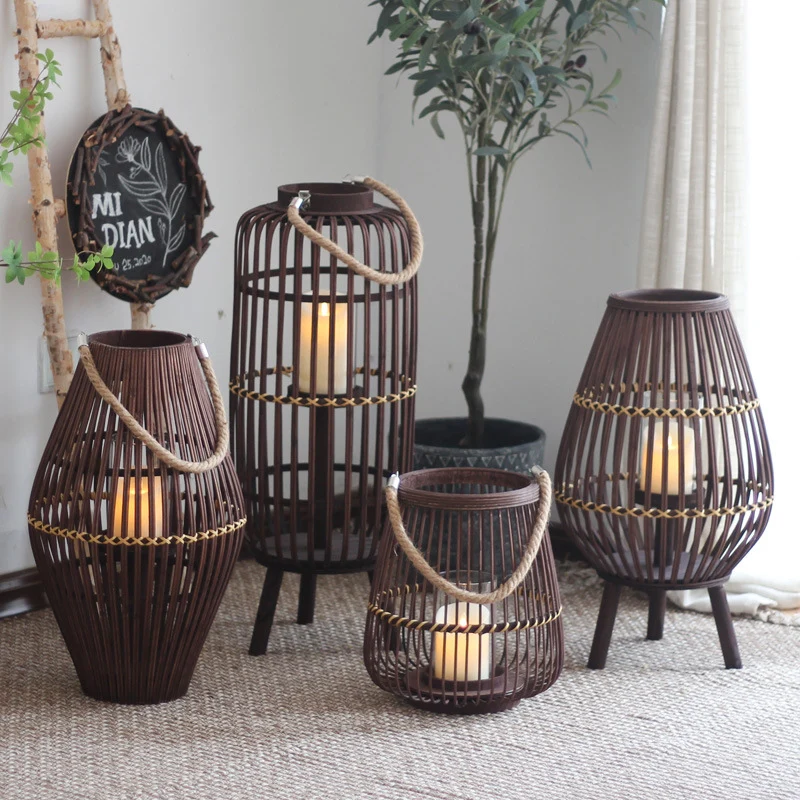 Stilvolle Laterne aus Rattan mit Holzgestell Karnz
