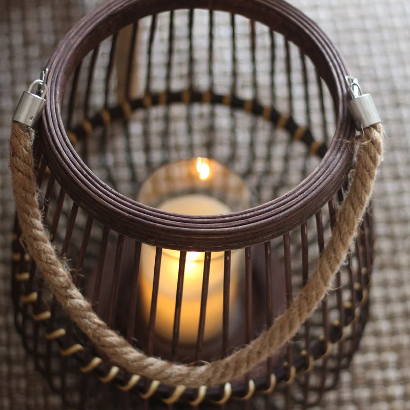 Stilvolle Laterne aus Rattan mit Holzgestell Karnz