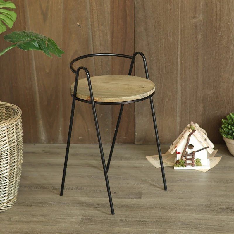 Moderner Hocker mit Holzsitz und Metallgestell Karnz
