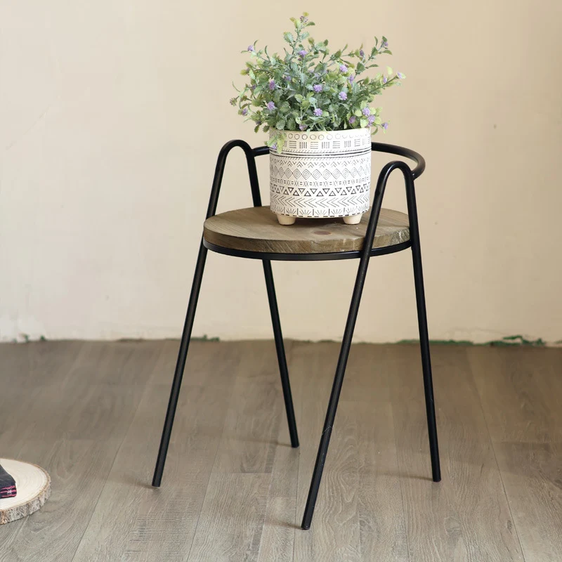 Moderner Hocker mit Holzsitz und Metallgestell Karnz