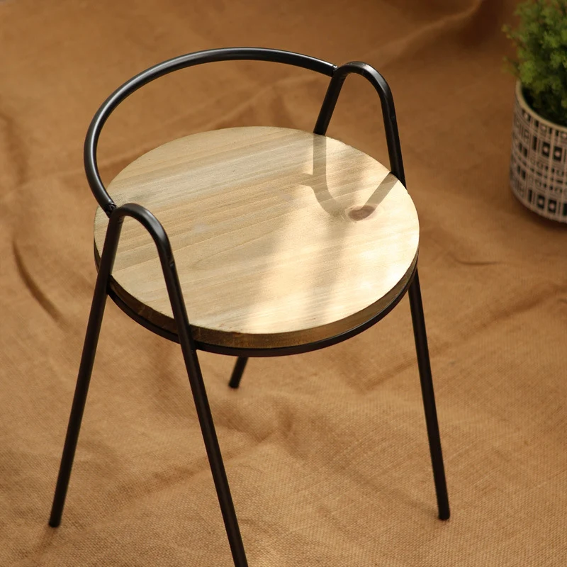 Moderner Hocker mit Holzsitz und Metallgestell Karnz