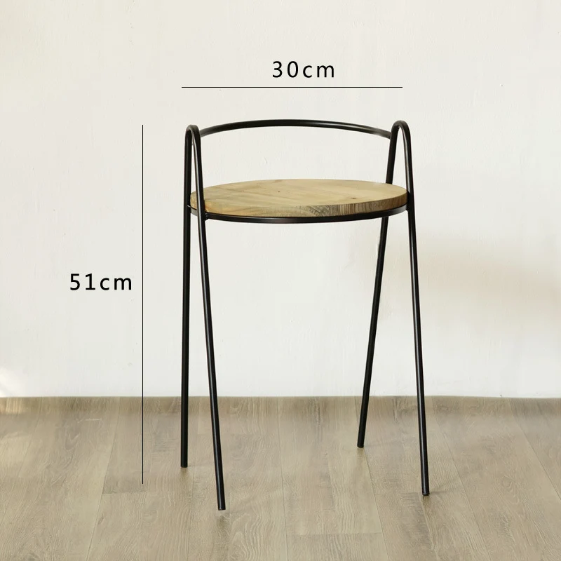 Moderner Hocker mit Holzsitz und Metallgestell Karnz