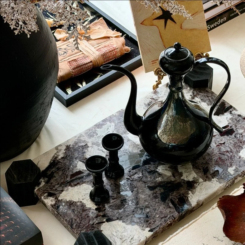 Verschnörkelte dekorative Teekanne und Tassen-Set
