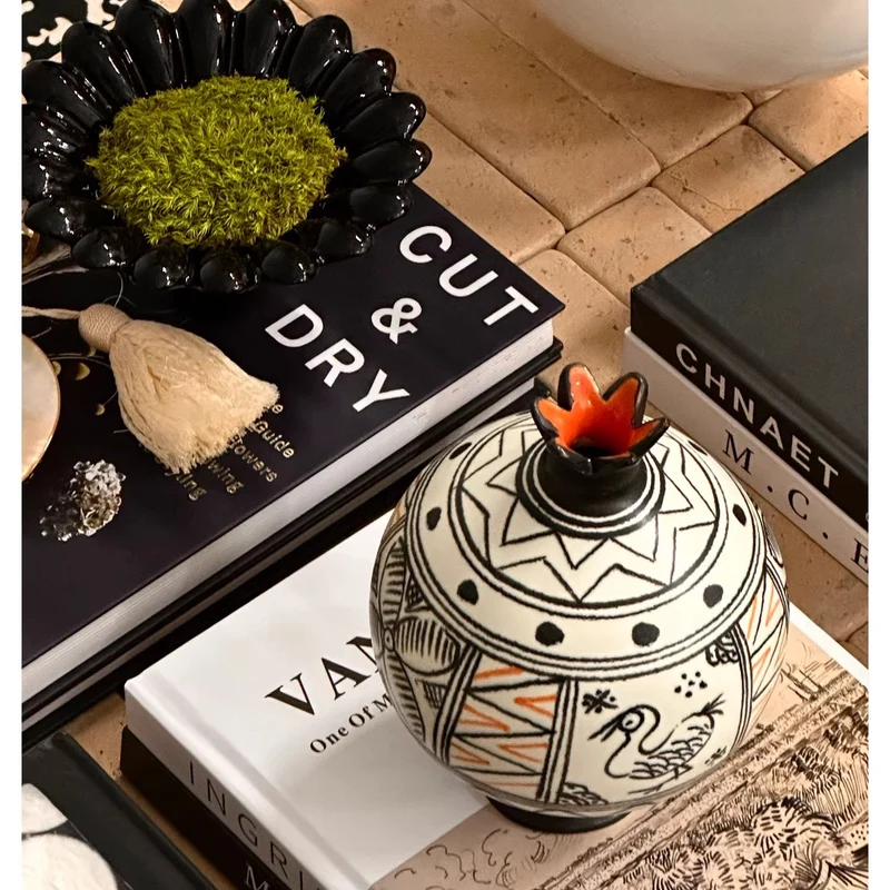 Handgefertigte dekorative von Tribal inspirierte Terrakotta-Vase