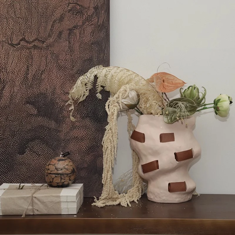 Dekorative Terrakotta-Vase mit Seilakzenten