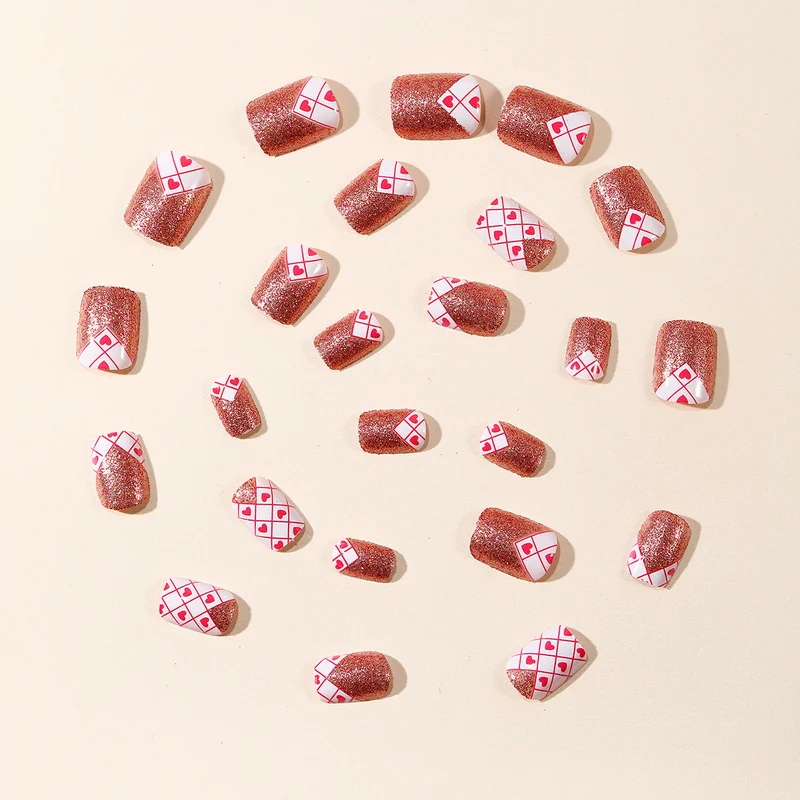 Stylische Herzmuster-Nagelkunst Karnz