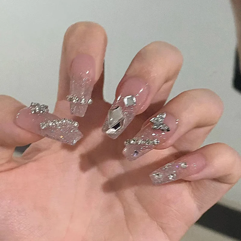Dekorative Stiletto Press-On Nägel mit Edelstein-Akzenten Karnz