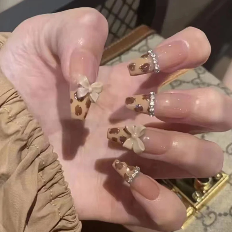 Dekorative Stiletto Press-On Nägel mit Edelstein-Akzenten Karnz