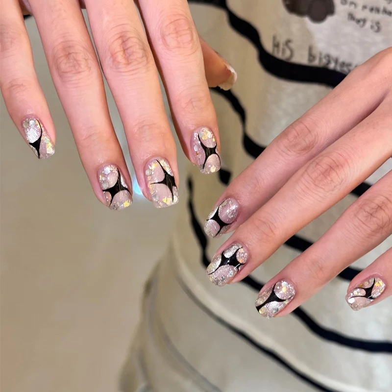 Dekoratives Press-On-Nagelset mit Stern- und Schleifenmotiven Karnz