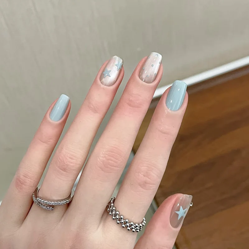 Dekoratives Press-On-Nagelset mit Stern- und Schleifenmotiven Karnz
