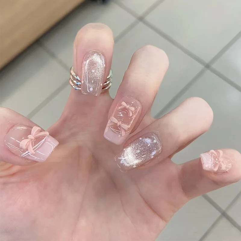Dekoratives Press-On-Nagelset mit Stern- und Schleifenmotiven Karnz