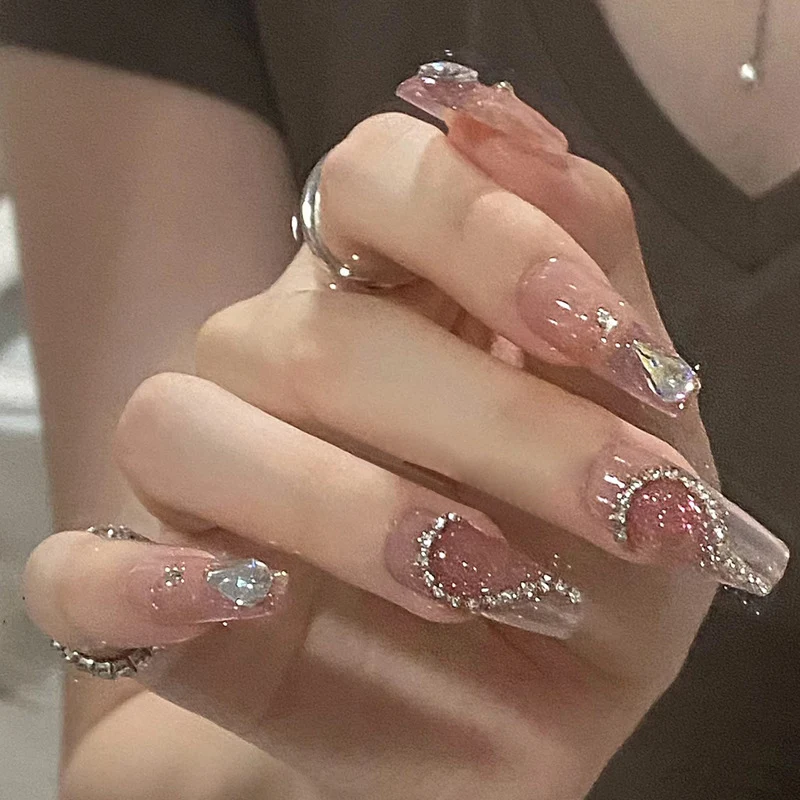 Dekorativer Press-On-Nagelset mit eleganten Edelstein-Accents Karnz