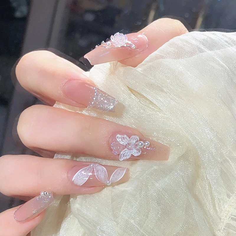 Dekorative Press-On Nagelkunst mit eleganten schwarzen Spitzen Karnz