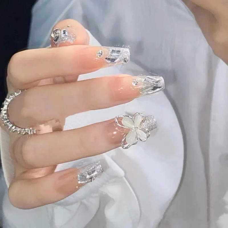 Dekorative Press-On Nagelkunst mit eleganten schwarzen Spitzen Karnz