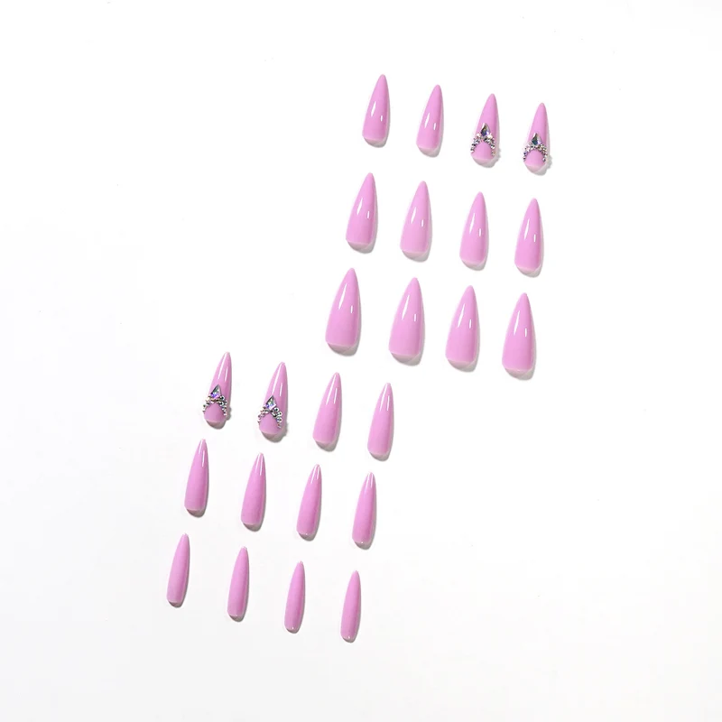 Glamouröse Stiletto-Nägel mit Strassverzierung Karnz