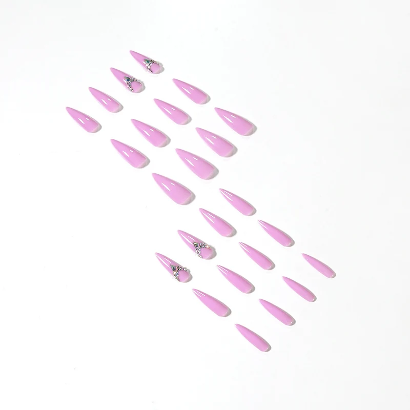 Glamouröse Stiletto-Nägel mit Strassverzierung Karnz