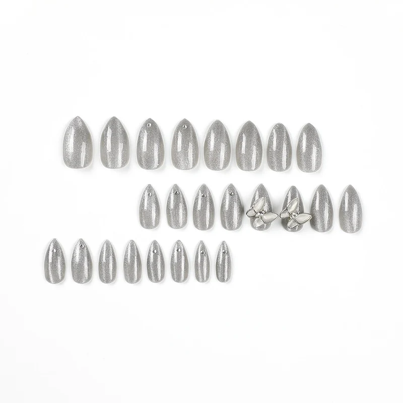 Glamouröse Stiletto-Nägel mit strahlendem Glitzer und elegantem 3D-Design Karnz