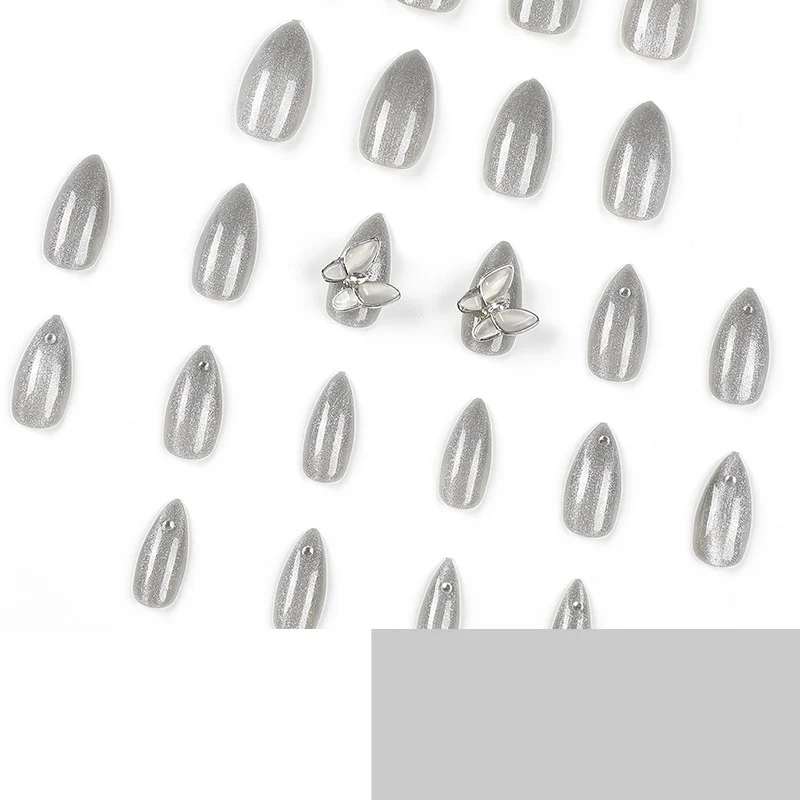 Glamouröse Stiletto-Nägel mit strahlendem Glitzer und elegantem 3D-Design Karnz