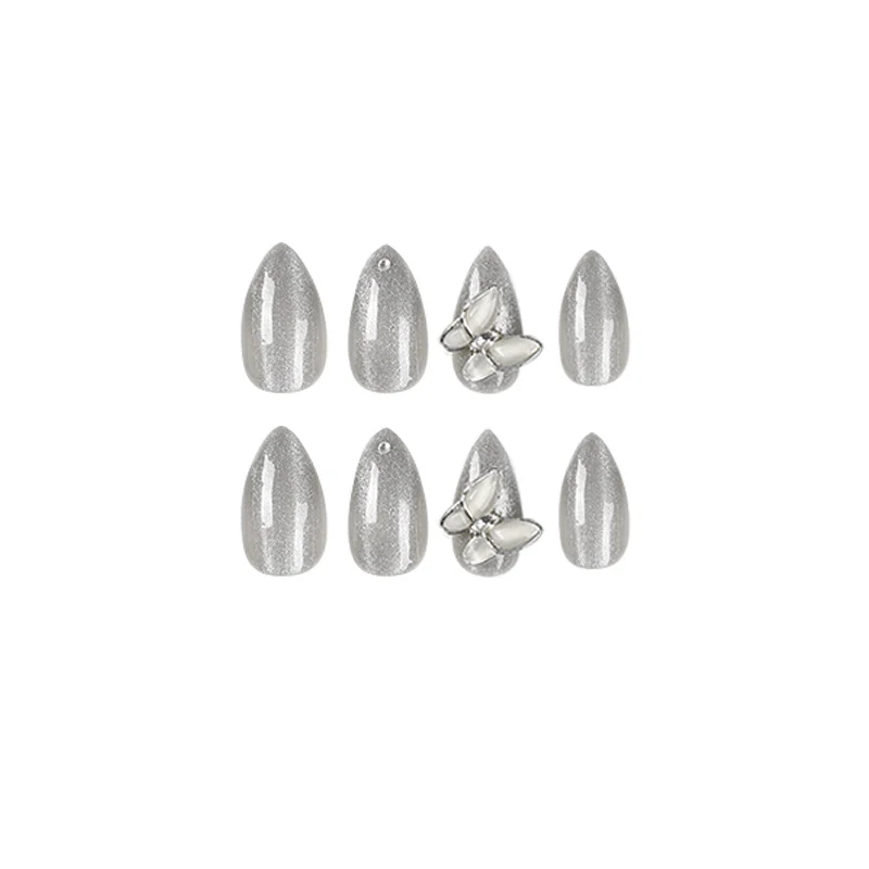 Glamouröse Stiletto-Nägel mit strahlendem Glitzer und elegantem 3D-Design Karnz