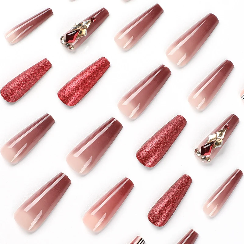 Glamouröse Stiletto-Nägel mit extravagantem Design und Glitzerakzenten Karnz