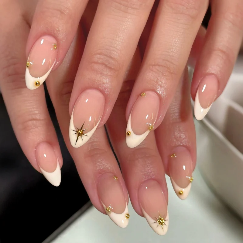 Glamouröse Stiletto-Nägel mit elegantem Sternen-Design Karnz