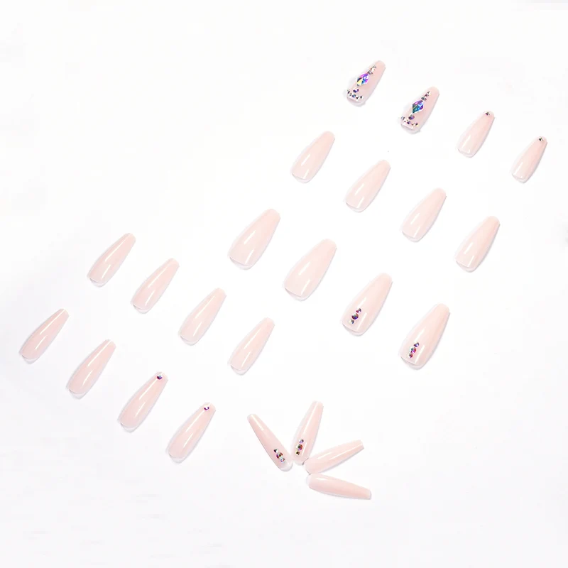 Glamouröse Nagelverlängerungen mit Strassverzierungen Karnz