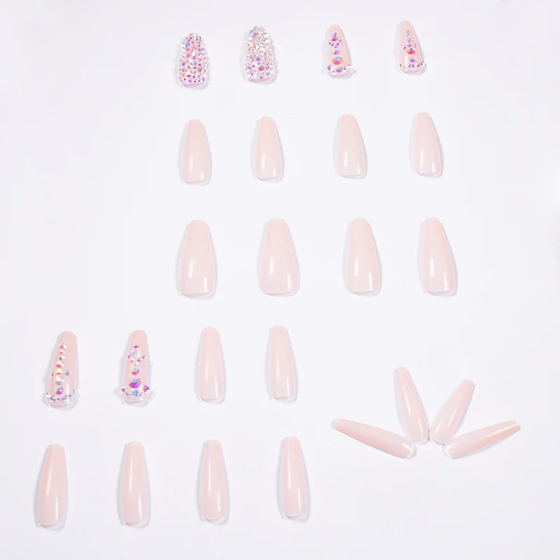 Glamouröse Nagelverlängerungen mit Strass-Akzenten Karnz
