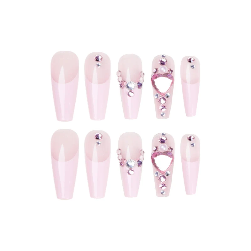 Glamouröse Nagelverlängerungen mit Glitzerverzierungen Karnz
