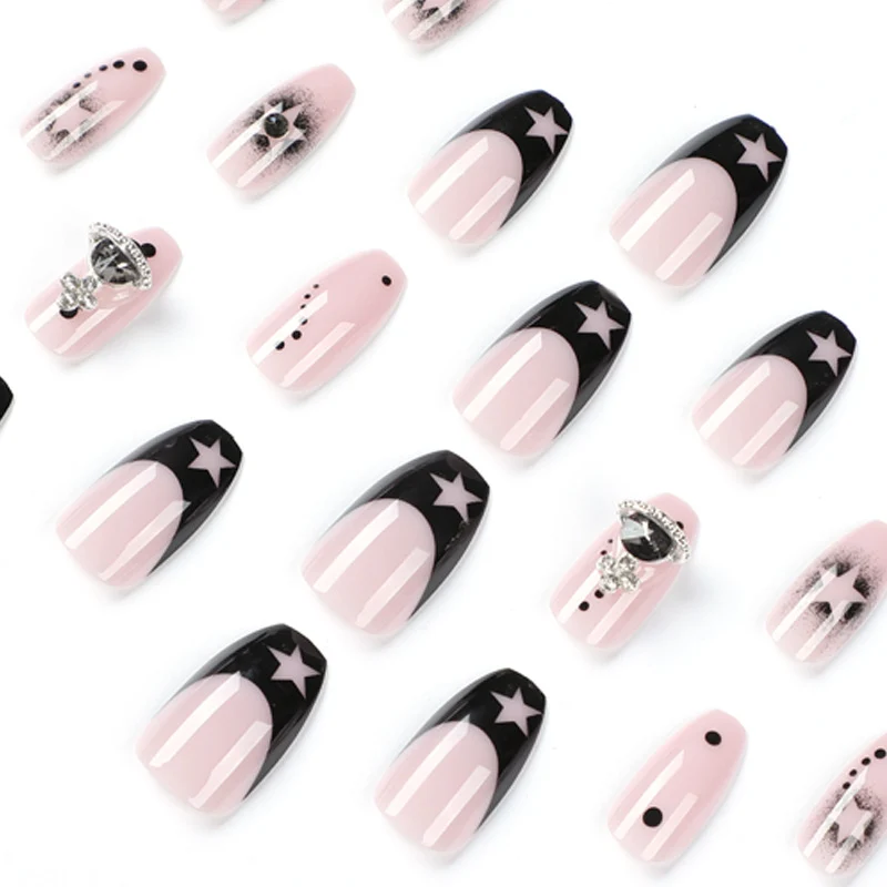 Glamouröse Nagelkunst mit Sternenmotiven und Glitzerakzenten Karnz