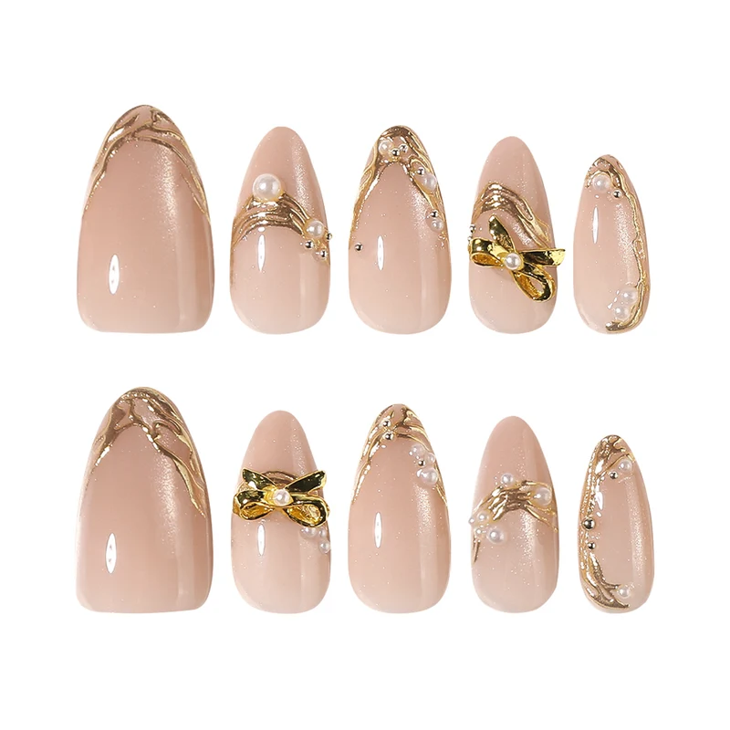 Glamouröse Nagelkunst mit Gold-Akzenten Karnz