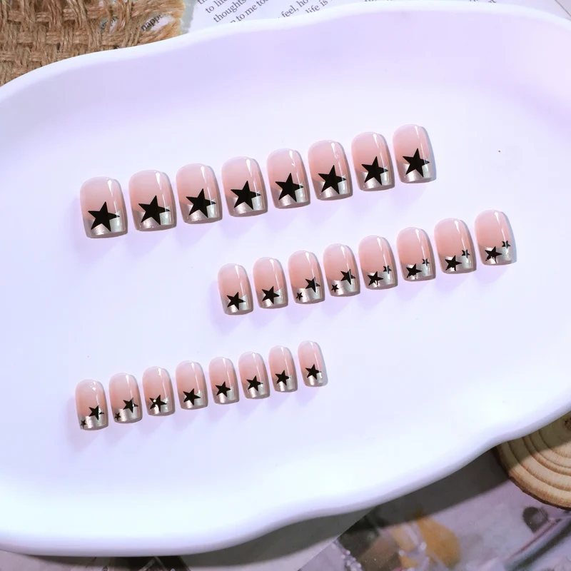 Funkelnde Nagelkunst mit Sternen und Glitzer akzenten Karnz