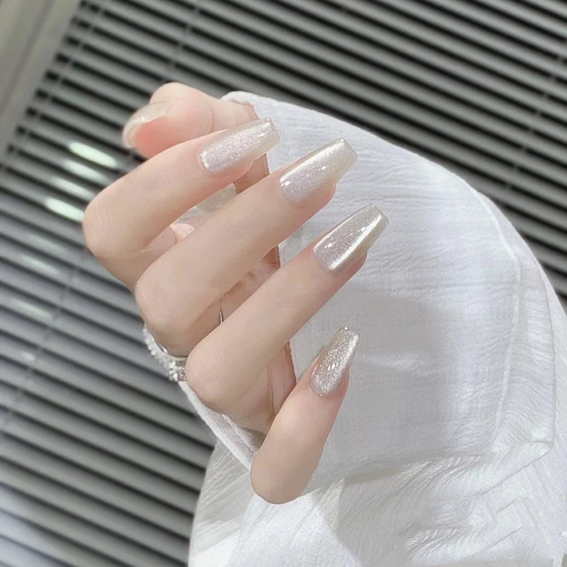 Trendige Stiletto-Nägel Karnz